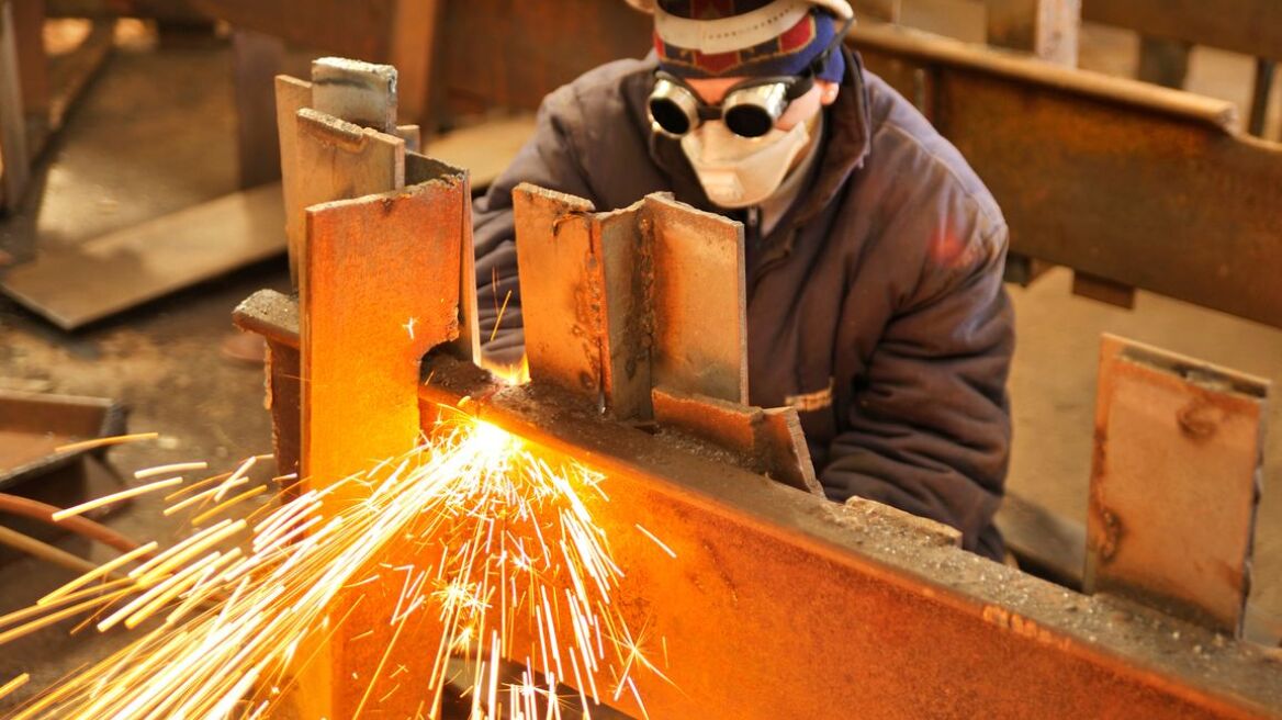 «Βουτιά» 8,1% στη βιομηχανική παραγωγή