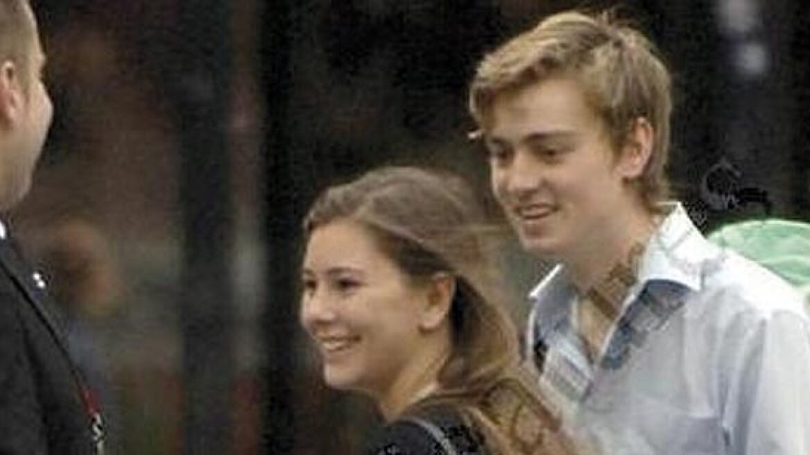 Τα σκαλιά της εκκλησίας ανεβαίνει ο πρωτότοκος γιος του Τόνι Μπλερ