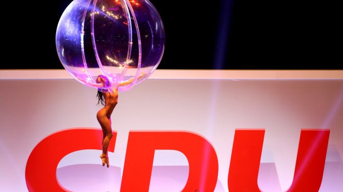 Σούπερ σέξι σόου πριν την ομιλία της Μέρκελ