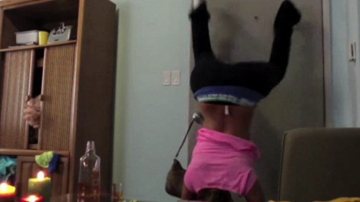 Βίντεο: Ήθελε να... «ανάψει» το φίλο της και πήρε φωτιά η ίδια!