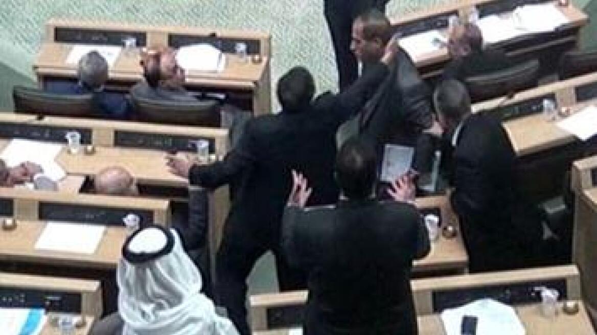 Βίντεο: Βουλευτής πυροβόλησε με Καλάσνικοφ συνάδελφό του μέσα στο Κοινοβούλιο