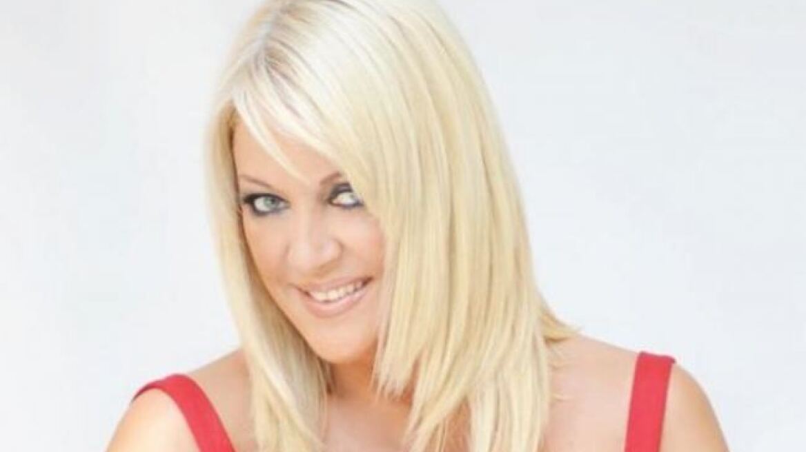 Η Ρούλα Κορομηλά φωτογραφίζει την μητέρα της