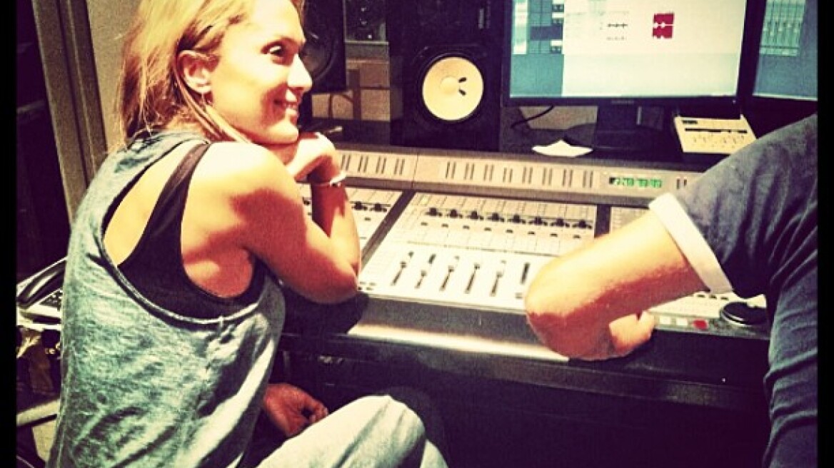 Στο στούντιο για το νέο της τραγούδι η Στέλλα Καλλή 