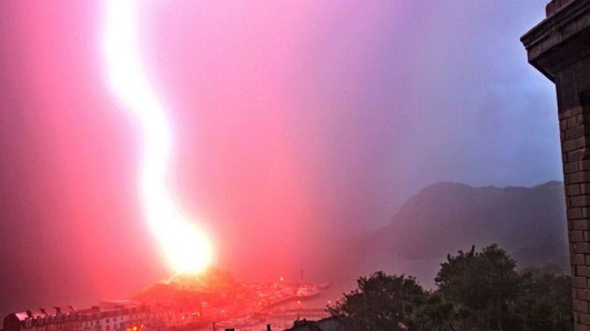 Κεραυνός χτυπά εκκλησία