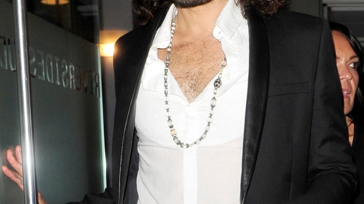 Russell Brand: Τα «έβαλε» με τον Hugo Boss και τον πέταξαν έξω