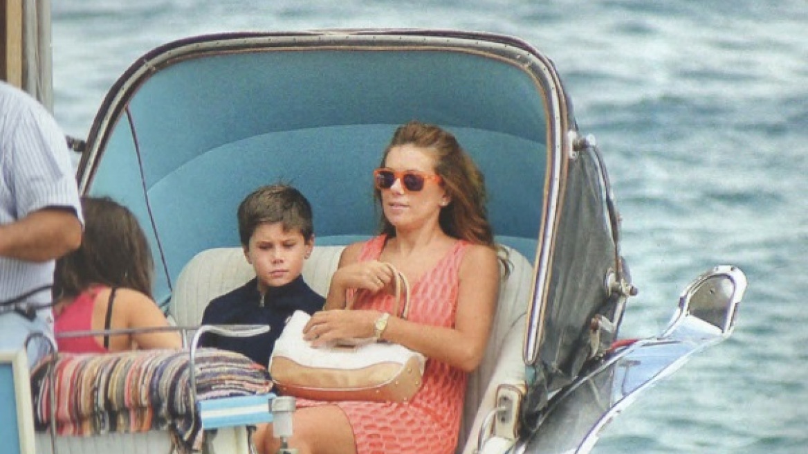 Ευγενία Μανωλίδου: Με τα παιδιά στις Σπέτσες