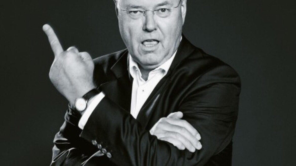 Ο Στάινμπρουκ απαντά υψώνοντας το μεσαίο δάχτυλο