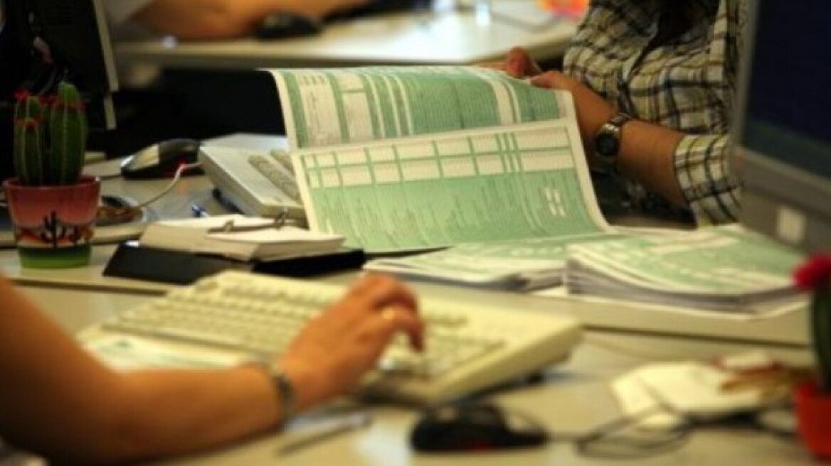 Μέχρι τις 9.30 το πρωί ανοιχτές οι ΔΟΥ τη Δευτέρα
