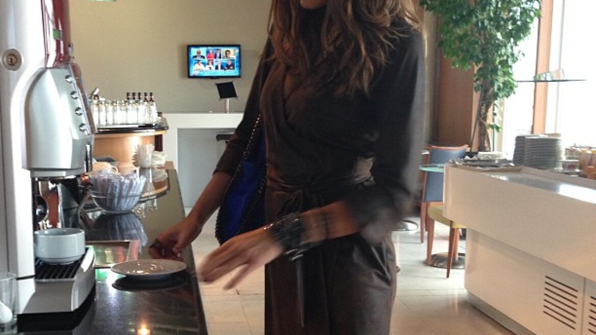 Η Δέσποινα Βανδή πίνει καφέ στο αεροδρόμιο