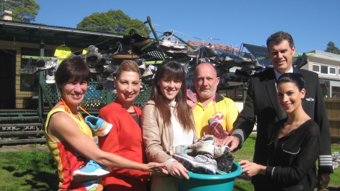 Η Ελληνίδα που μοιράζει παπούτσια στα ξυπόλυτα παιδιά της Αφρικής 