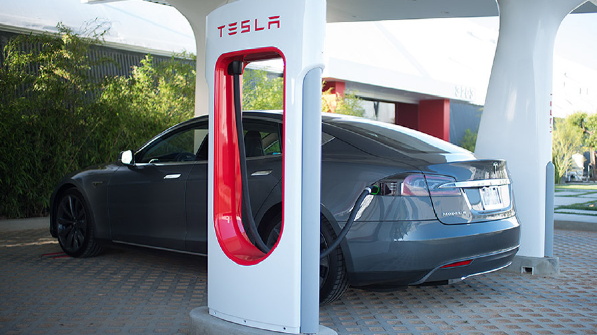 H Tesla προσφέρει δωρεάν φόρτιση για το ηλεκτρικό Model S