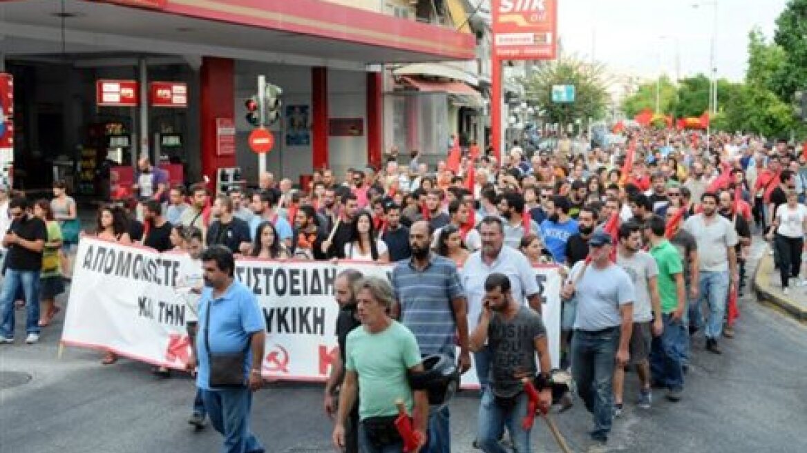 Νέα διαμαρτυρία του ΚΚΕ στο Πέραμα κατά της Χρυσής Αυγής 