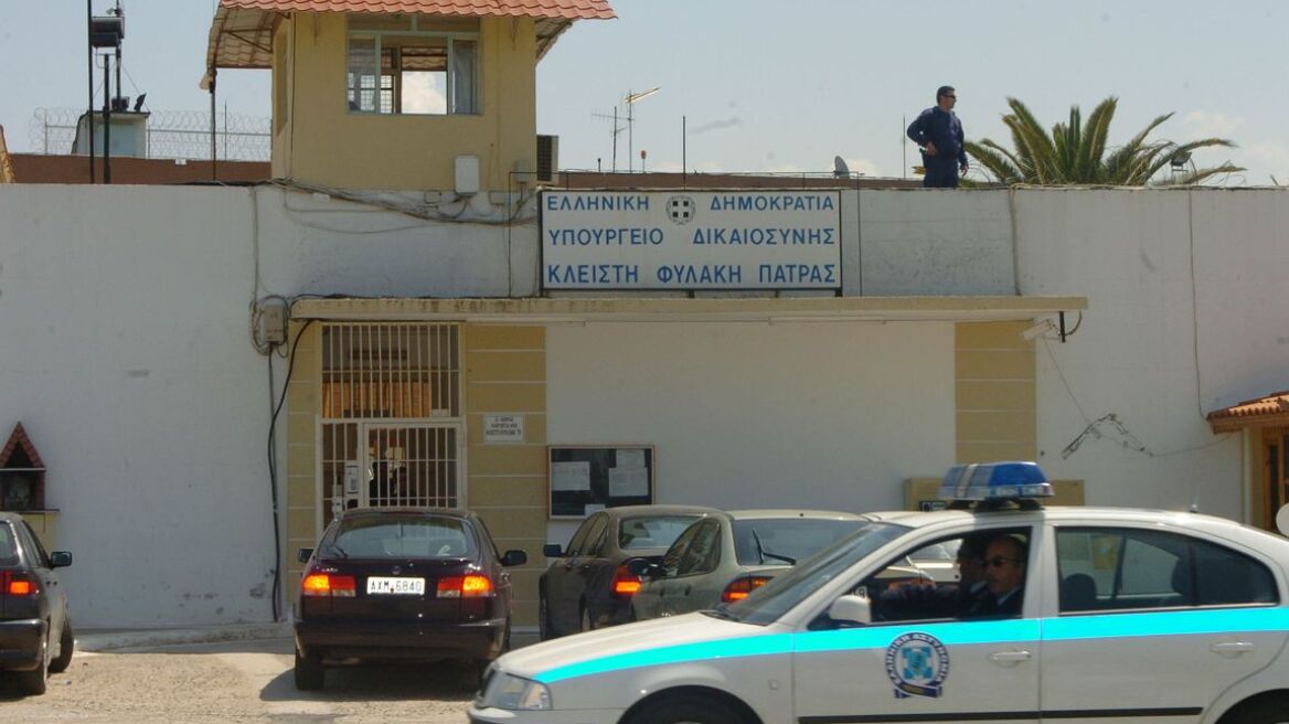 Μπαλάκια τένις με ναρκωτικά και μαχαίρια στις φυλακές Πάτρας!