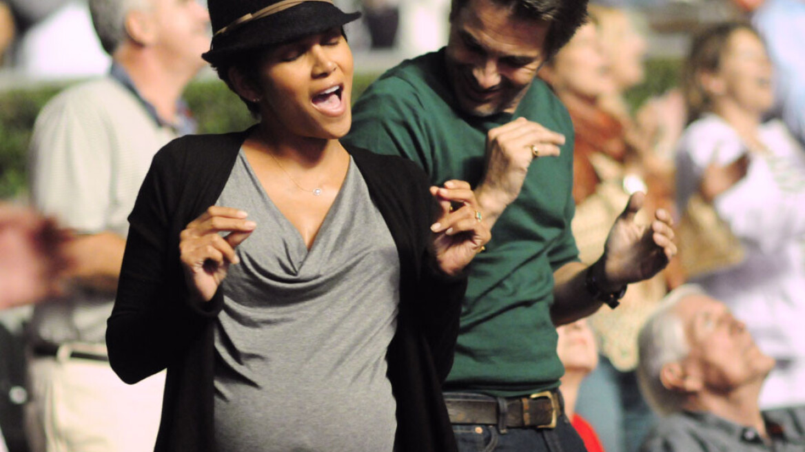 Το έριξε στο χορό η έγκυος Halle Berry