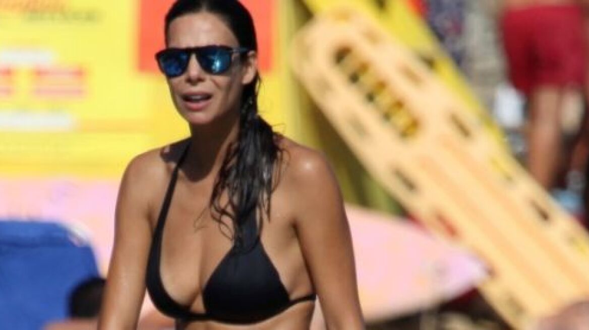 Εύη Βατίδου: Κυκλοφορεί ακόμα με το μαγιό της