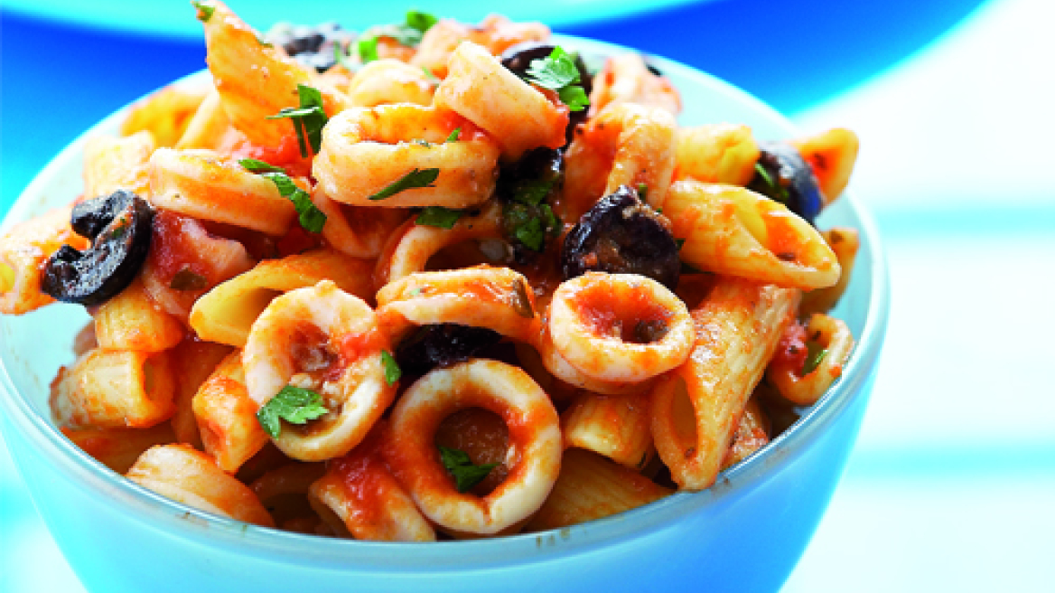 Πένες με καλαμαράκια, ελιές, λιαστή ντομάτα και βασιλικό