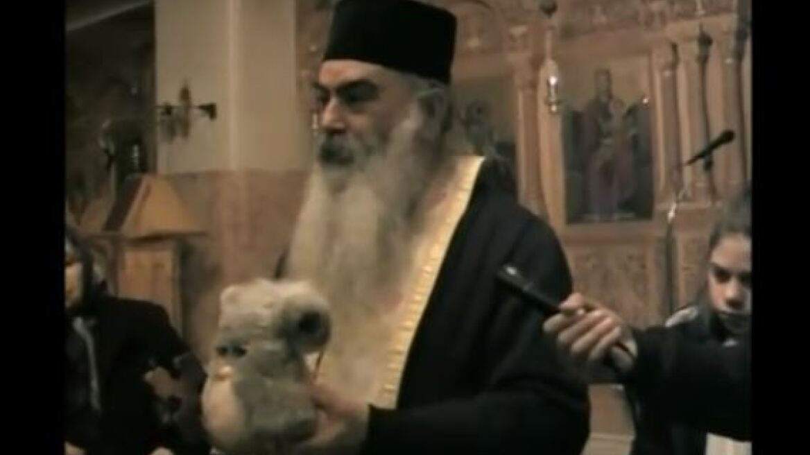 Βίντεο: Παπάς ξορκίζει το αρκουδάκι του «σατανά»