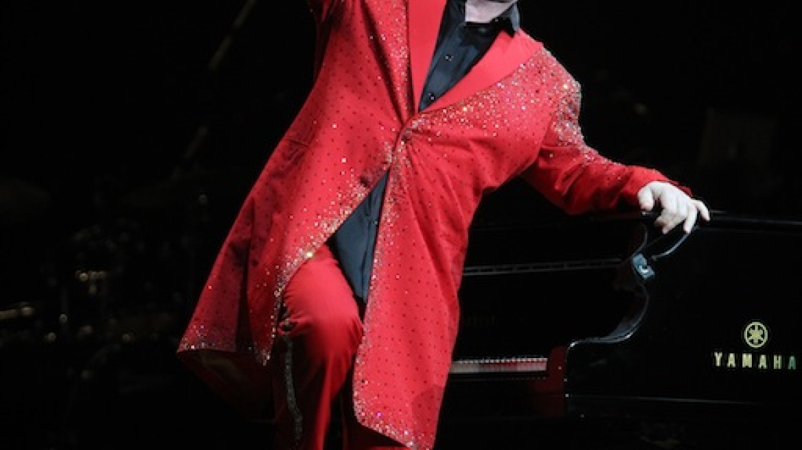  Elton John: Πιστεύει πως και η Miley Cyrus και η Lady Gaga χρειάζονται βοήθεια