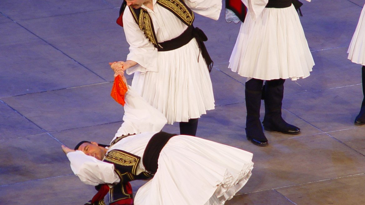 Το Λύκειον των Ελληνίδων χορεύει  στο Ηρώδειο