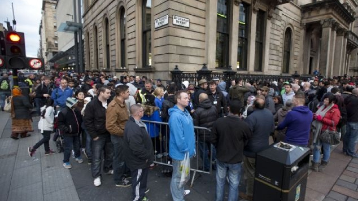 iPhone 5S: Παράνοια, ουρές... χιλιομέτρων και μαύρη αγορά! 