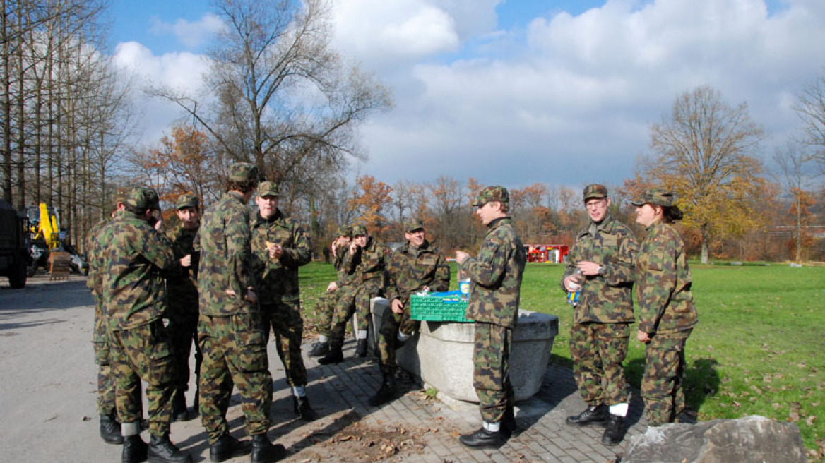 «Ναι» στην υποχρεωτική στρατιωτική θητεία είπαν οι Ελβετοί