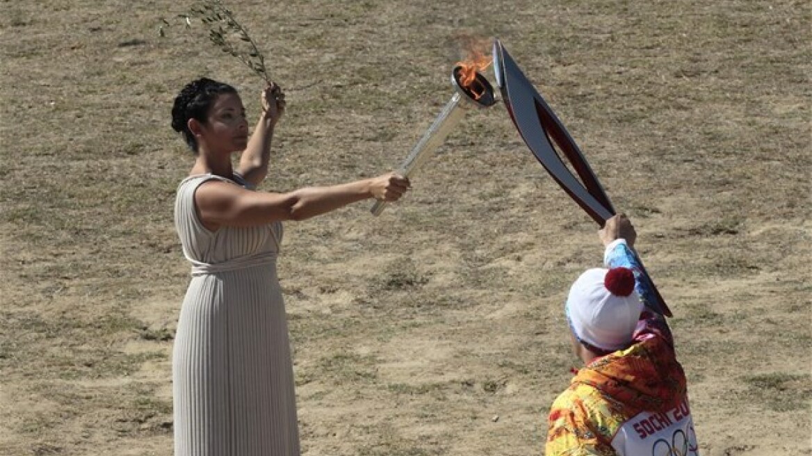 Άναψε η φλόγα για τους χειμερινούς Ολυμπιακούς Αγώνες 2014
