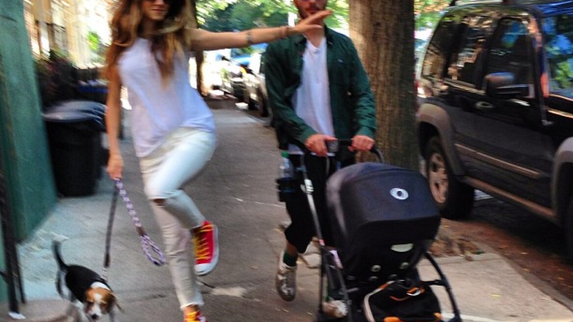 Καρβέλα-Πανουργιάς: Βόλτα με τον γιο τους