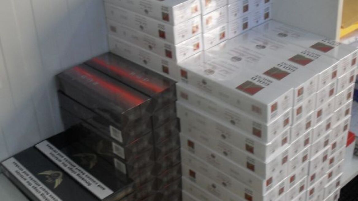 Οδηγός φορτηγού συνελήφθη να μεταφέρει 1.400 λαθραία πακέτα τσιγάρων