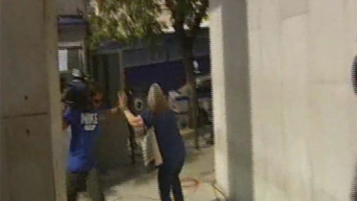 Βίντεο: Έσπρωξε εικονολήπτη έξω από τη ΓΑΔΑ η Ελένη Ζαρούλια