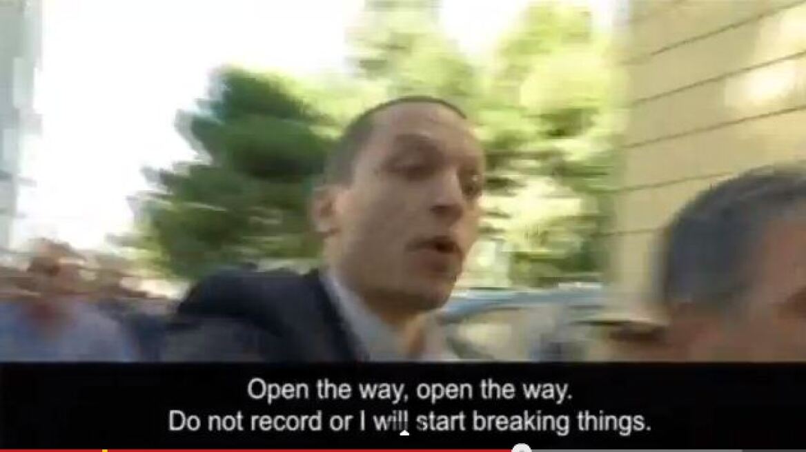 Κασιδιάρης: «Ανοίχτε-ανοίχτε, μη γράφετε τίποτα, μην αρχίσω να τα σπάω»