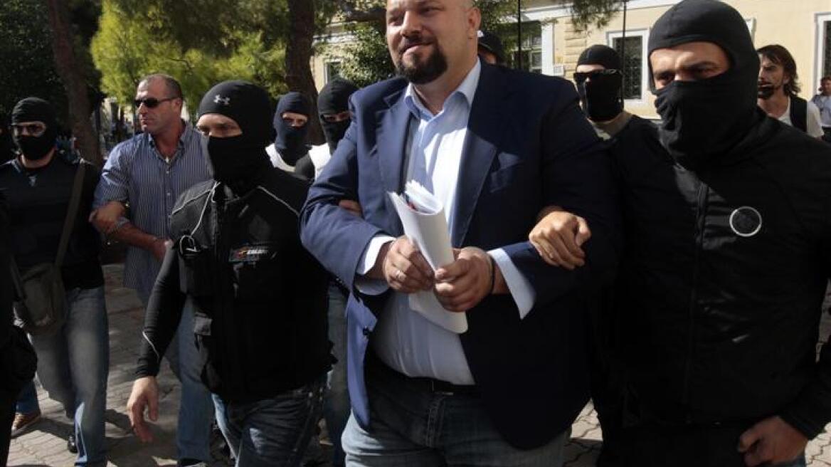 «Μπούκαρε» στην Ευελπίδων με το αυτοκίνητο ο Παναγιώταρος!