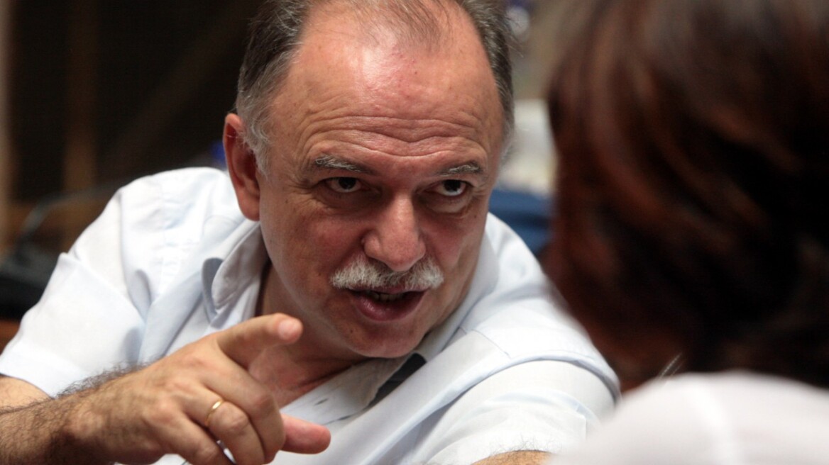 Παπαδημούλης: Προς τι το σόου με τις χειροπέδες αφού τους άφησαν;