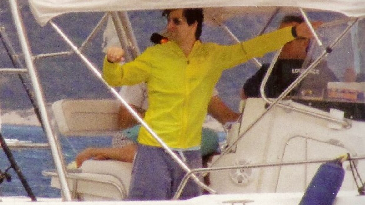 Σάκης Ρουβάς: Φθινοπωρινή βόλτα με το σκάφος