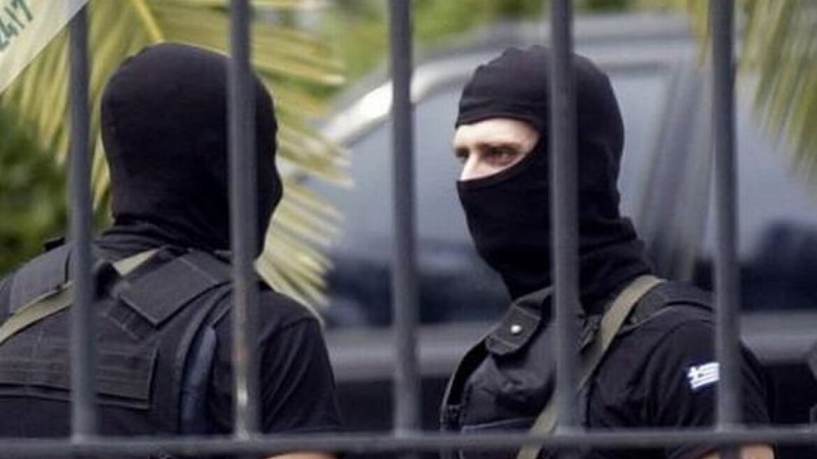 Παραδόθηκε καταζητούμενη για την υπόθεση της Χρυσής Αυγής