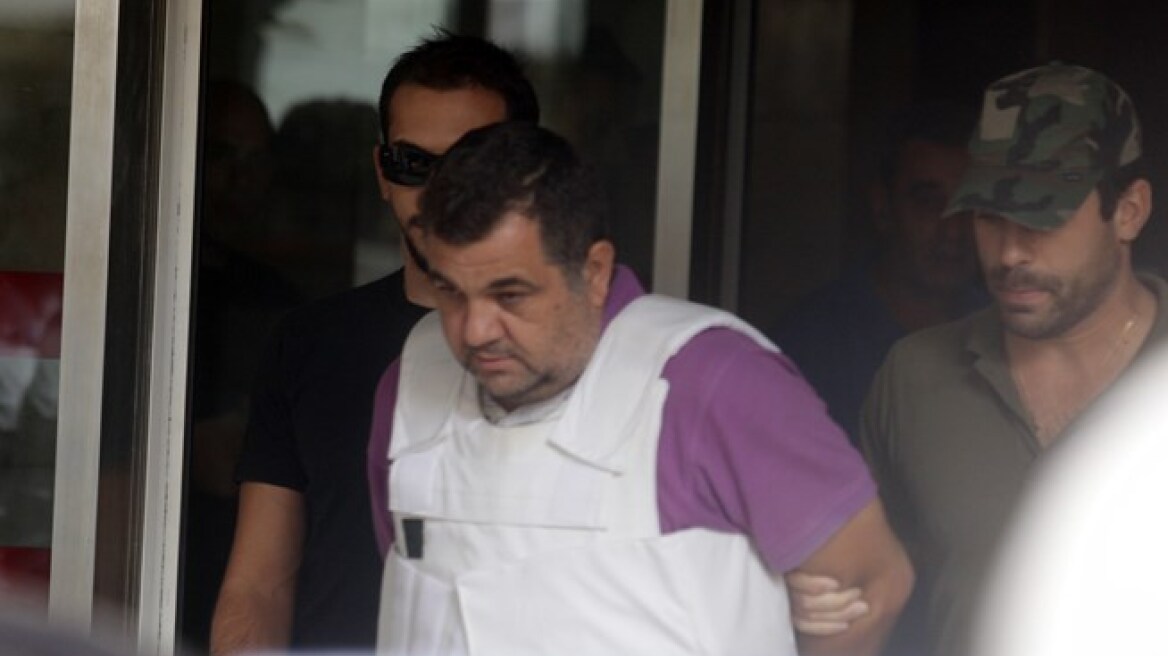 Παραδόθηκαν η σύζυγος και η πεθερά του Ρουπακιά 