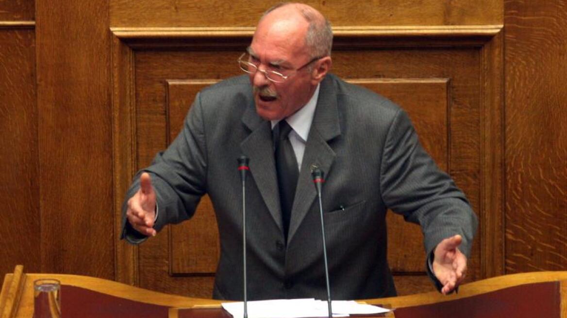 «Έδιωξα τη γυναίκα μου από το κρεβάτι για να κοιμηθώ με το όπλο μου» δηλώνει βουλευτής της ΧΑ