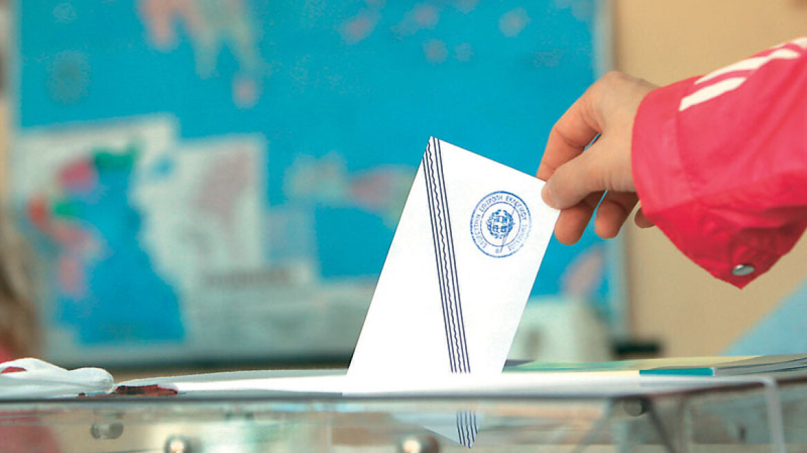 Διατηρεί την τρίτη θέση στις δημοσκοπήσεις η Χρυσή Αυγή