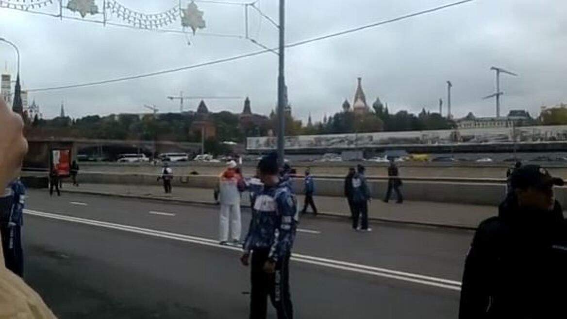 Ρωσία: Έσβησε ξανά η Ολυμπιακή φλόγα κατά τη διάρκεια της λαμπαδηδρομίας