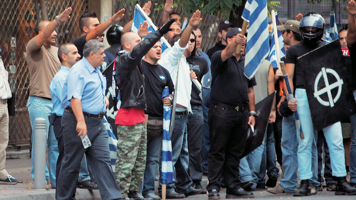 CNN: Στο λίκνο της Δημοκρατίας χαιρετούν φασιστικά