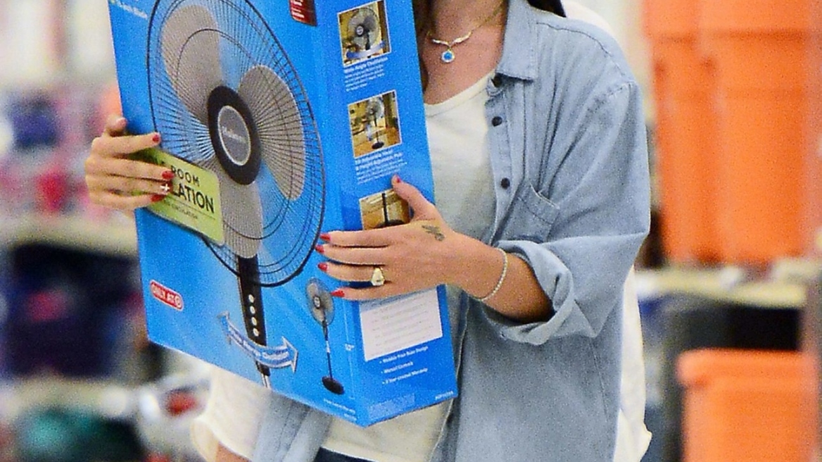 Lana Del Rey: Ψωνίζοντας σε πολυκατάστημα