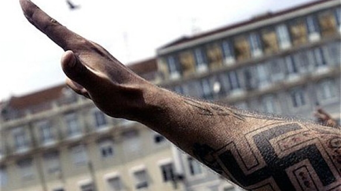 Ουρές από Χρυσαυγίτες για να σβήσουν άρον άρον τις σβάστικες