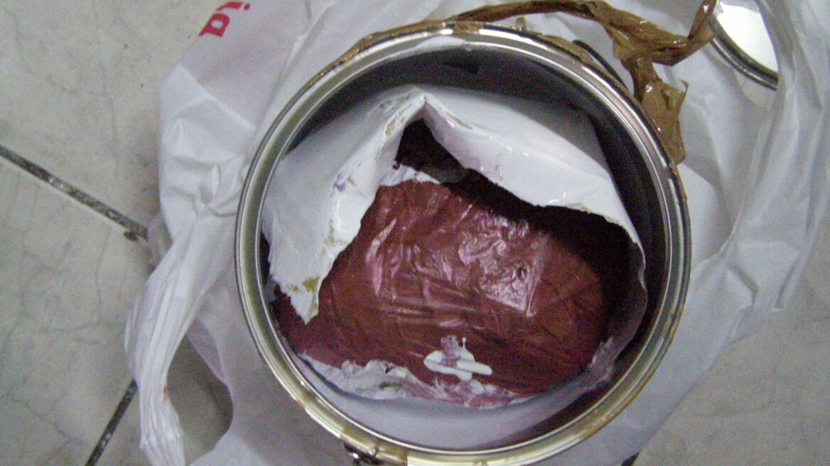 Προσπάθησε να κρύψει τα ναρκωτικά σε κουβά με μπογιά