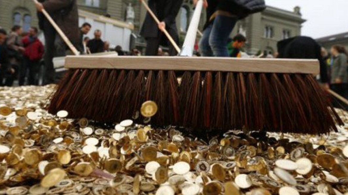 Ελβετία: Κάνουν δημοψήφισμα για να τους δίνει το κράτος 2.000 ευρώ το μήνα