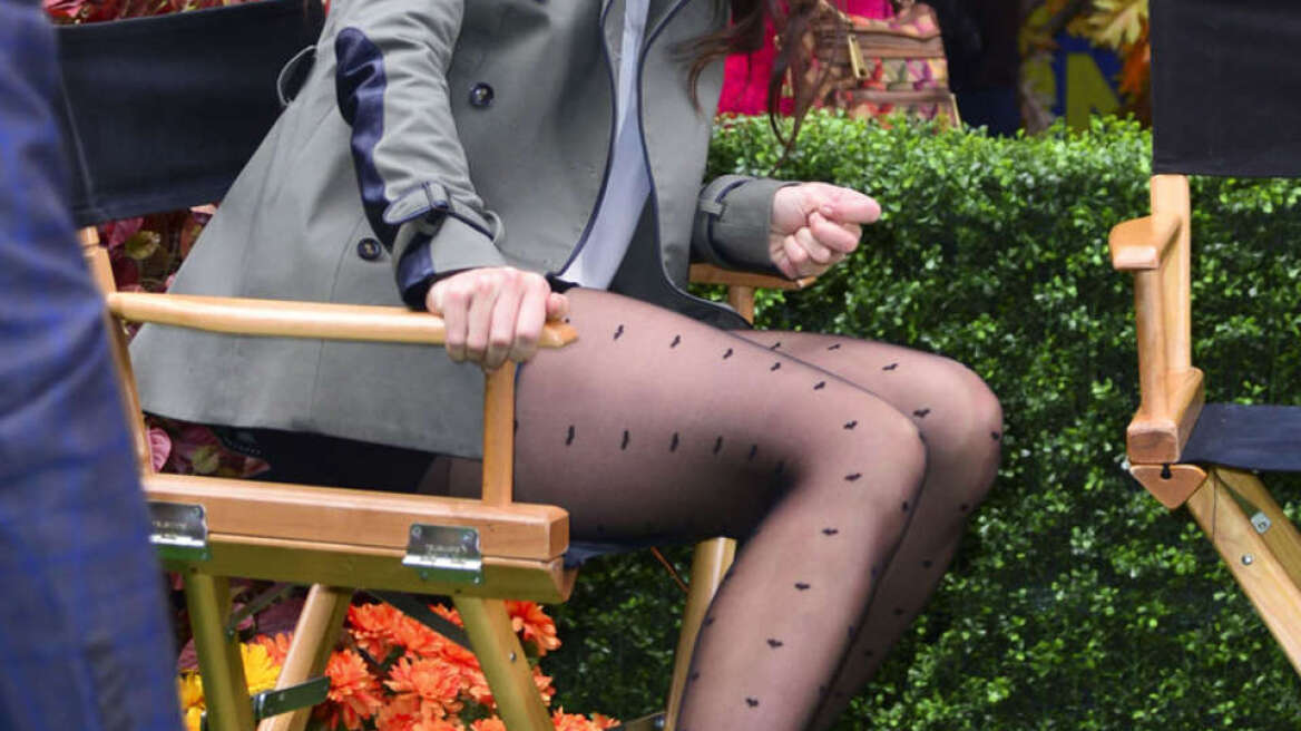 Katie Holmes: Μίνι φούστα, μπότοξ και γκρίζα μαλλιά