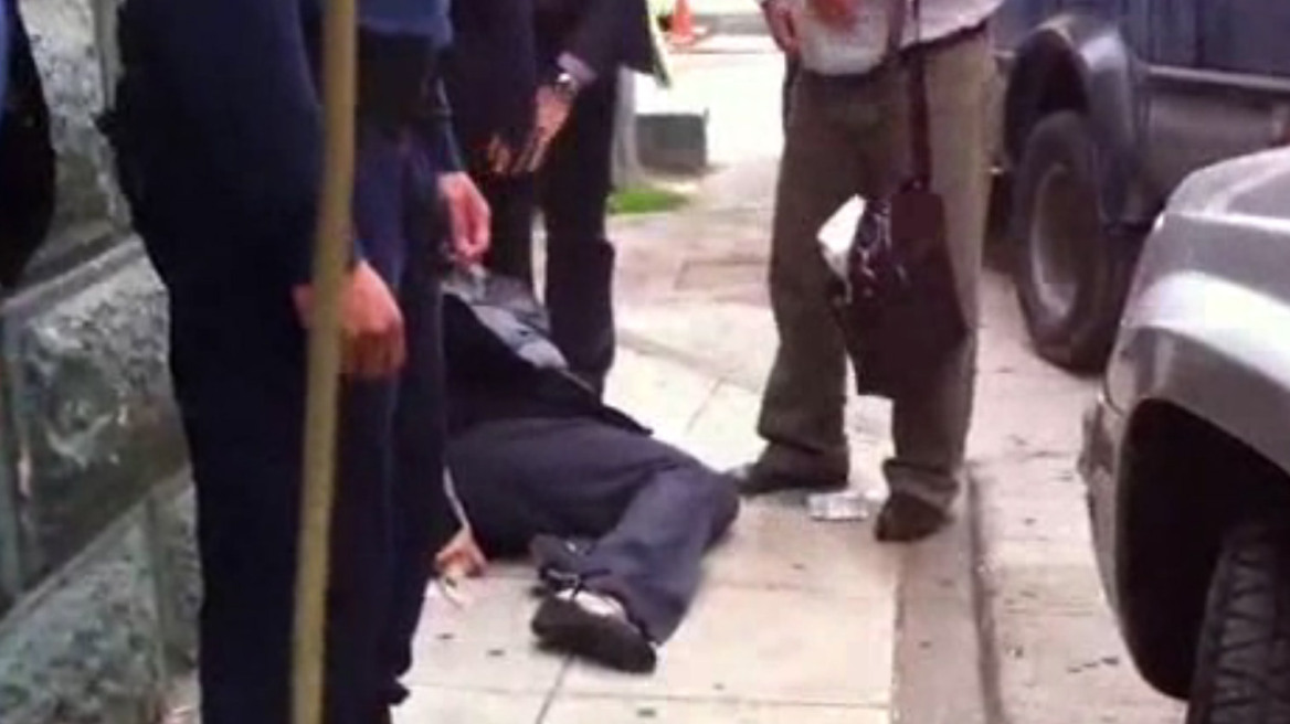 Κατέρρευσε η μάνα του Ρουπακιά έξω από την Ευελπίδων 