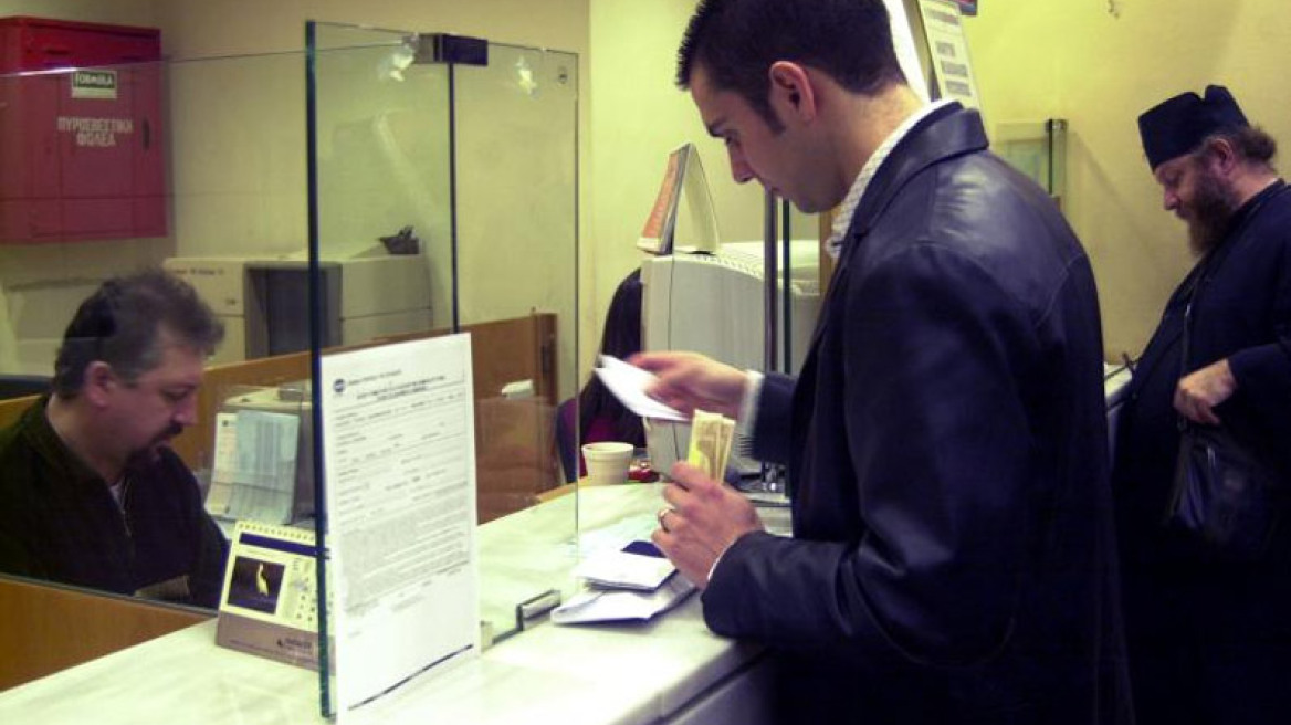 Σε 50.000 τραπεζικούς λογαριασμούς βάζει χέρι η εφορία