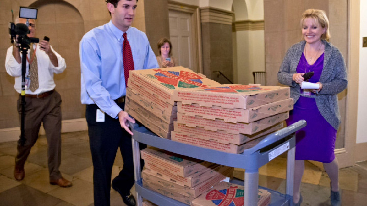 ΗΠΑ: Με αγκαλιές, φιλιά και πίτσες υποδέχτηκαν τη συμφωνία