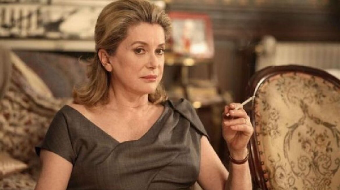 Η Κατρίν Ντενέβ κλείνει τα 70 και παραμένει η... «ωραία της ημέρας»