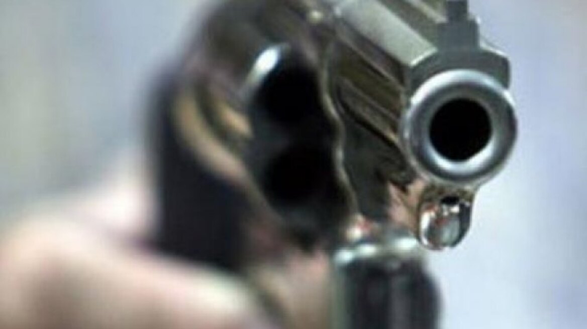 Ηράκλειο: Απείλησε με όπλο σύζυγο και πεθερά 