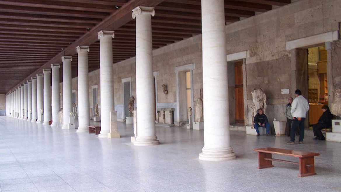 Ψηλαφίζοντας...αρχαία στη Στοά του Αττάλου. 